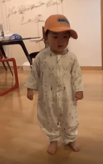 朱珠1歲女兒即興舞蹈,寶寶舞步喜感,不忘為自己鼓掌助興好可愛