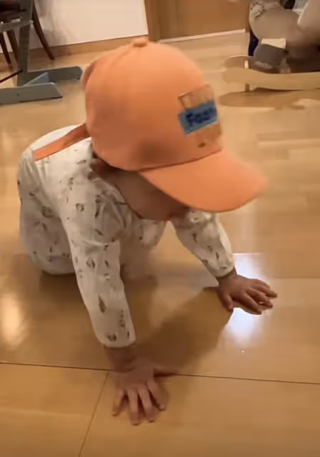 朱珠1歲女兒即興舞蹈,寶寶舞步喜感,不忘為自己鼓掌助興好可愛