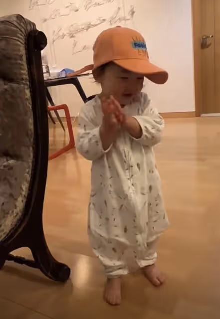 朱珠1歲女兒即興舞蹈,寶寶舞步喜感,不忘為自己鼓掌助興好可愛
