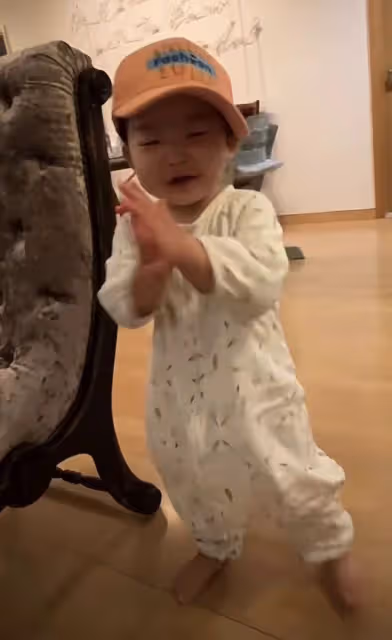 朱珠1歲女兒即興舞蹈,寶寶舞步喜感,不忘為自己鼓掌助興好可愛