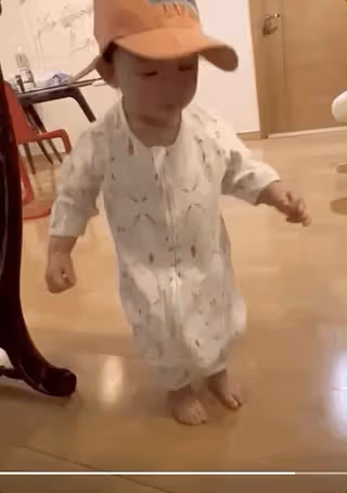 朱珠1歲女兒即興舞蹈,寶寶舞步喜感,不忘為自己鼓掌助興好可愛