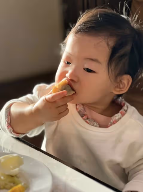 朱珠1歲女兒即興舞蹈,寶寶舞步喜感,不忘為自己鼓掌助興好可愛