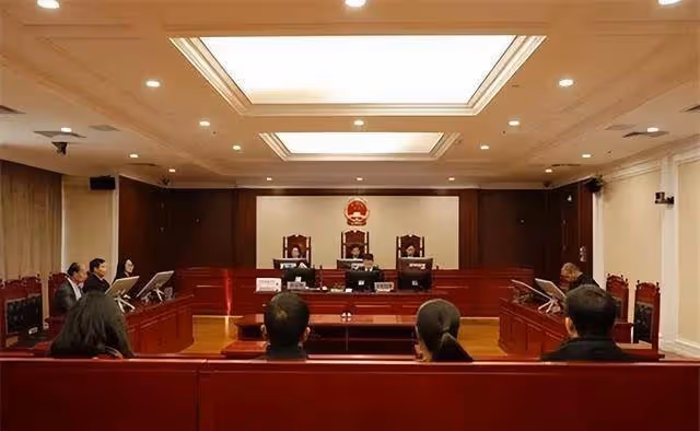 坐公車拒不讓座，老人「狂扇小夥4巴掌」後倒地猝死　家屬「索賠250萬」結果大快人心！