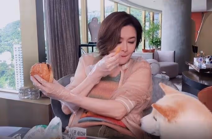 女神形象不再？59歲關之琳皮膚松垮皺紋多，住豪宅猛吃變得又圓又腫