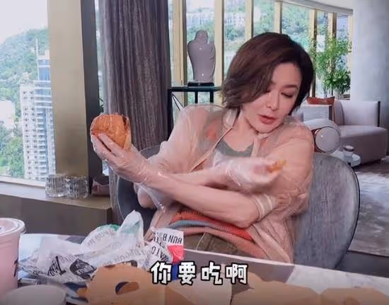 女神形象不再？59歲關之琳皮膚松垮皺紋多，住豪宅猛吃變得又圓又腫