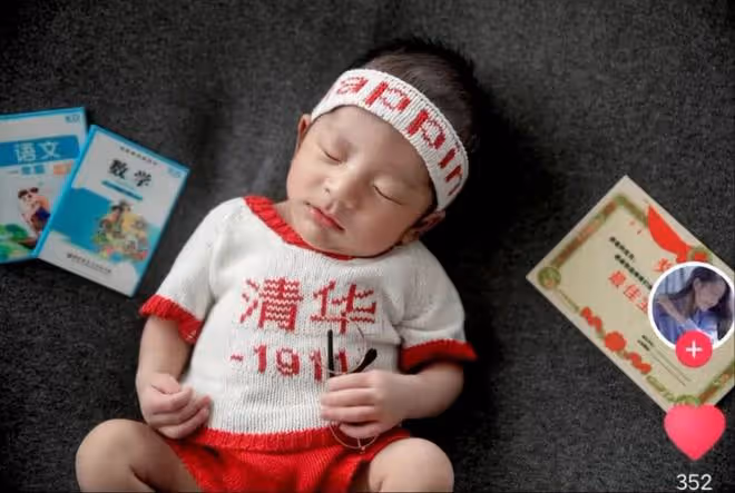 閆學晶兒媳曬滿月照,皮膚白皙臉型精緻,小恩仔萌臉眉眼像爸
