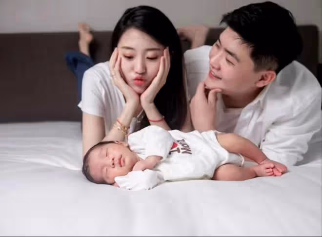 閆學晶兒媳曬滿月照,皮膚白皙臉型精緻,小恩仔萌臉眉眼像爸