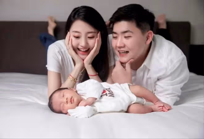 閆學晶兒媳曬滿月照,皮膚白皙臉型精緻,小恩仔萌臉眉眼像爸