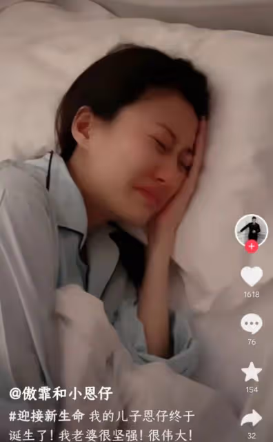 閆學晶兒媳曬滿月照,皮膚白皙臉型精緻,小恩仔萌臉眉眼像爸