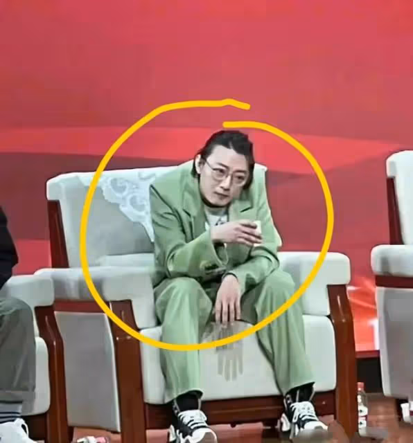 蘇小玎膨脹了?開帶顏色的玩笑,直播帶貨接廣告,趁著紅賺快錢