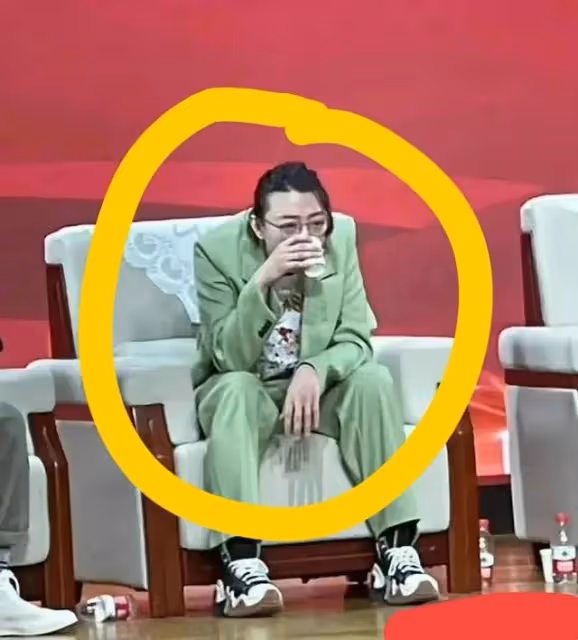 蘇小玎膨脹了?開帶顏色的玩笑,直播帶貨接廣告,趁著紅賺快錢