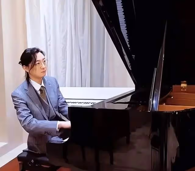 蘇小玎膨脹了?開帶顏色的玩笑,直播帶貨接廣告,趁著紅賺快錢