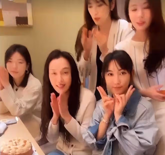 44歲吳佩慈罕見露面，素裝出席改變很大，和范瑋琪一起為閨蜜慶生