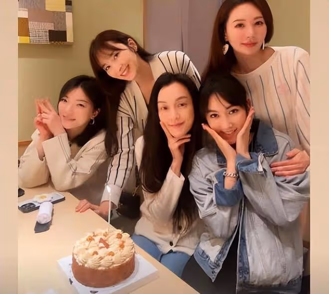 44歲吳佩慈罕見露面，素裝出席改變很大，和范瑋琪一起為閨蜜慶生