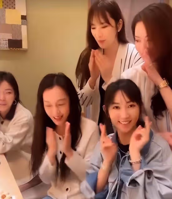 44歲吳佩慈罕見露面，素裝出席改變很大，和范瑋琪一起為閨蜜慶生