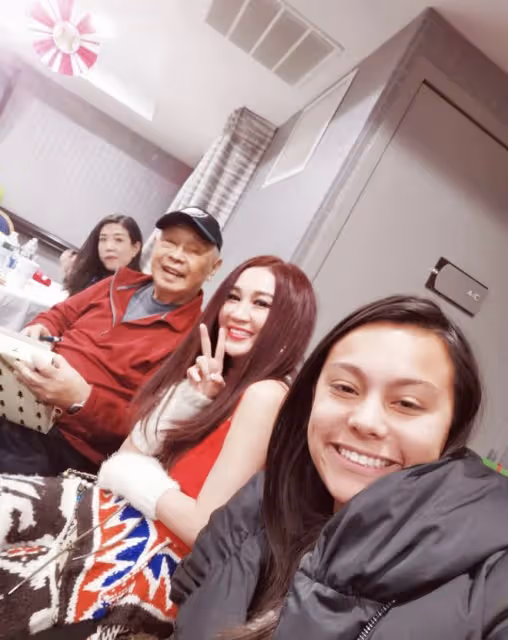 溫碧霞透露爸爸去世，曬全家福追憶父親，兒時險些被父母賣掉換錢