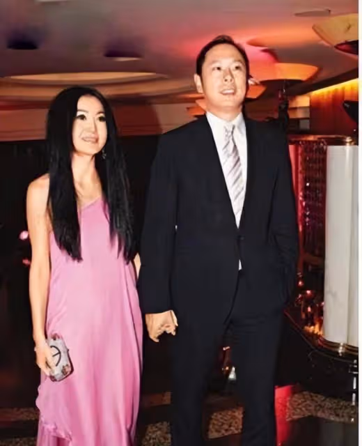 溫碧霞透露爸爸去世，曬全家福追憶父親，兒時險些被父母賣掉換錢