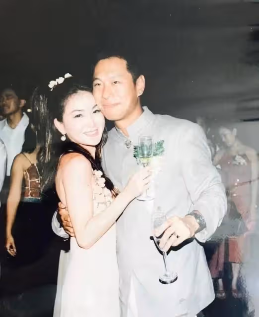 溫碧霞透露爸爸去世，曬全家福追憶父親，兒時險些被父母賣掉換錢
