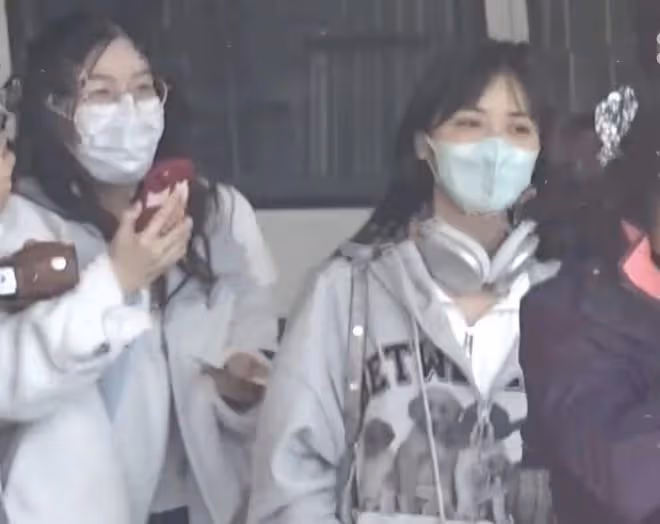 沈月和王敬軒為田鴻傑慶生，同回小區互動開心，二人關係引猜測