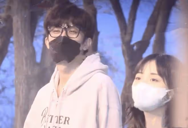 沈月和王敬軒為田鴻傑慶生，同回小區互動開心，二人關係引猜測