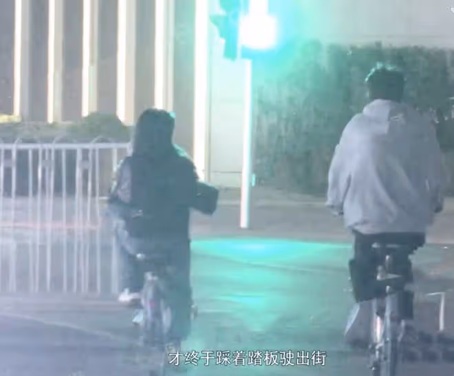 沈月和王敬軒為田鴻傑慶生，同回小區互動開心，二人關係引猜測