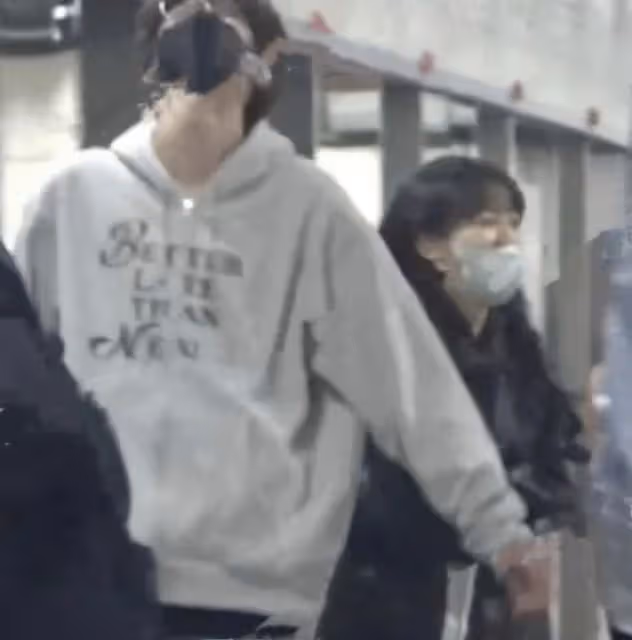沈月和王敬軒為田鴻傑慶生，同回小區互動開心，二人關係引猜測
