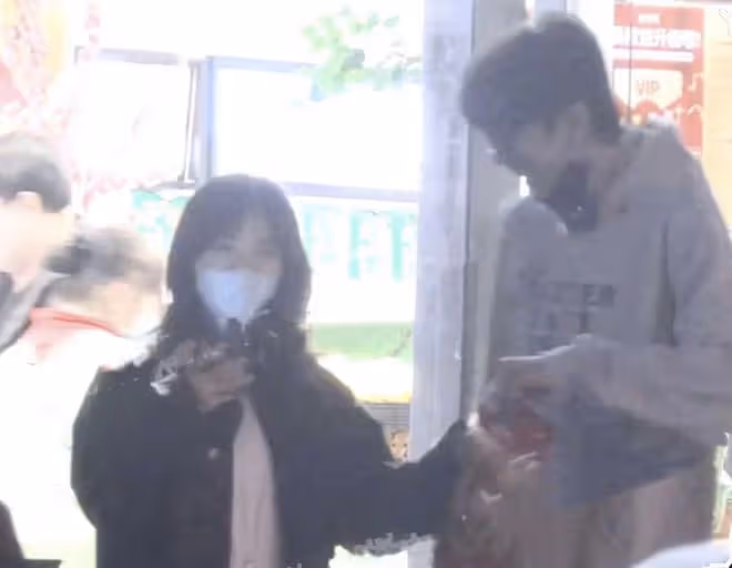 沈月和王敬軒為田鴻傑慶生，同回小區互動開心，二人關係引猜測