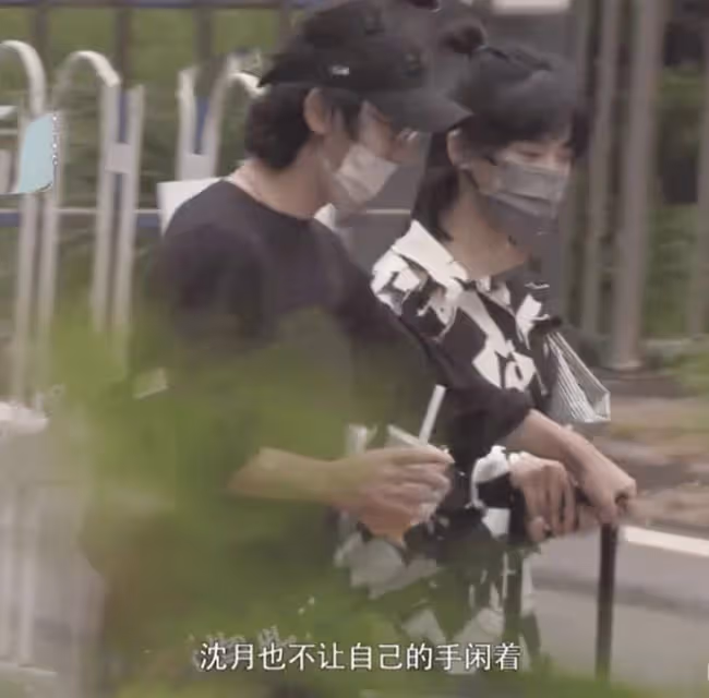 沈月和王敬軒為田鴻傑慶生，同回小區互動開心，二人關係引猜測