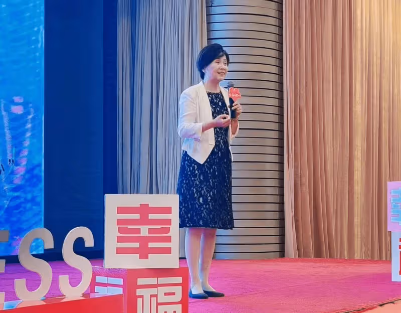 56歲黃菡受聘當專家，眼眶凹陷皺紋明顯，女兒美國留學後回國工作