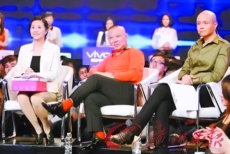 56歲黃菡受聘當專家，眼眶凹陷皺紋明顯，女兒美國留學後回國工作