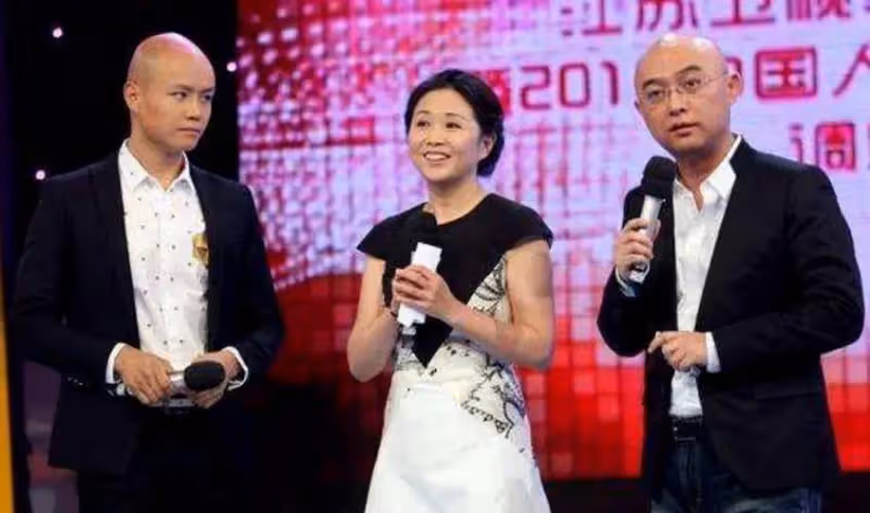 56歲黃菡受聘當專家，眼眶凹陷皺紋明顯，女兒美國留學後回國工作