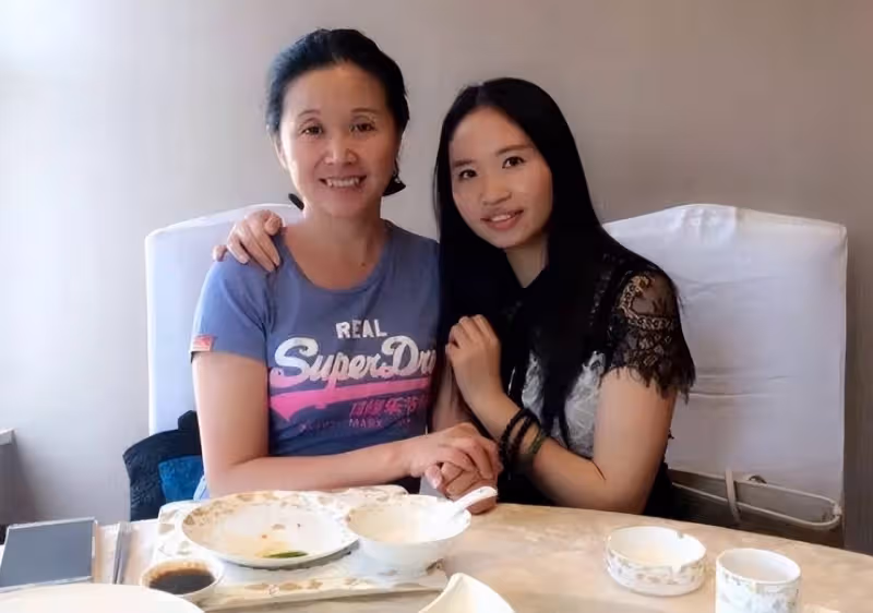 56歲黃菡受聘當專家，眼眶凹陷皺紋明顯，女兒美國留學後回國工作