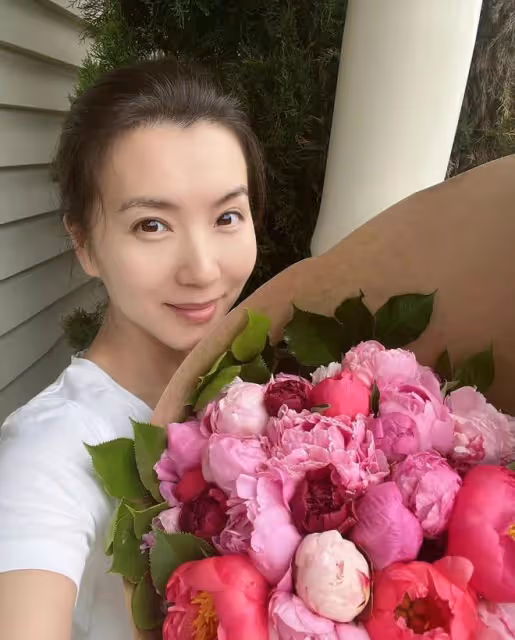 44歲陳好身體引擔憂!低調現身醫院開藥,女兒陪同顏值似富豪爸爸