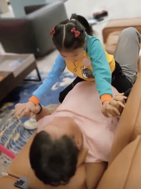 王楠丈夫與女兒玩耍惹爭議,互動被批太親密,笑笑6歲仍未分床睡