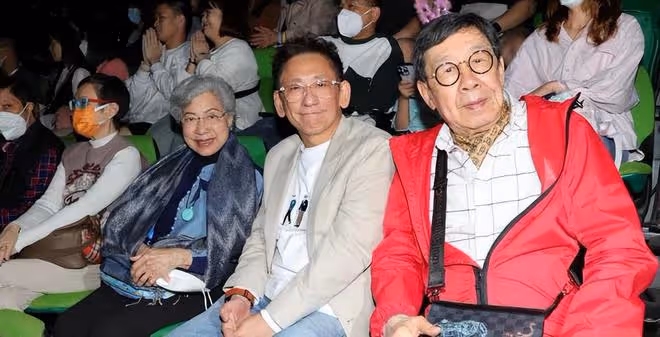 鄭欣宜演唱會尾場,父親鄭少秋送花籃,全場一起比心形致謝