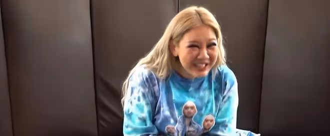 鄭欣宜演唱會尾場，父親鄭少秋送花籃，全場一起比心形致謝