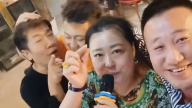 李菁菁近況暴瘦28斤！在商場與三男親密唱歌，離婚三次疑有新歡