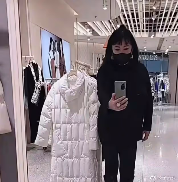 李菁菁近況暴瘦28斤!在商場與三男親密唱歌,離婚三次疑有新歡
