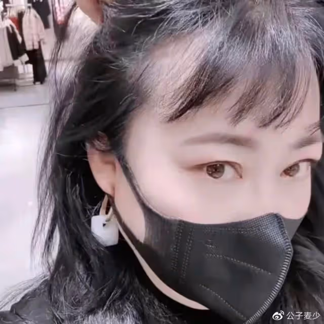 李菁菁近況暴瘦28斤!在商場與三男親密唱歌,離婚三次疑有新歡