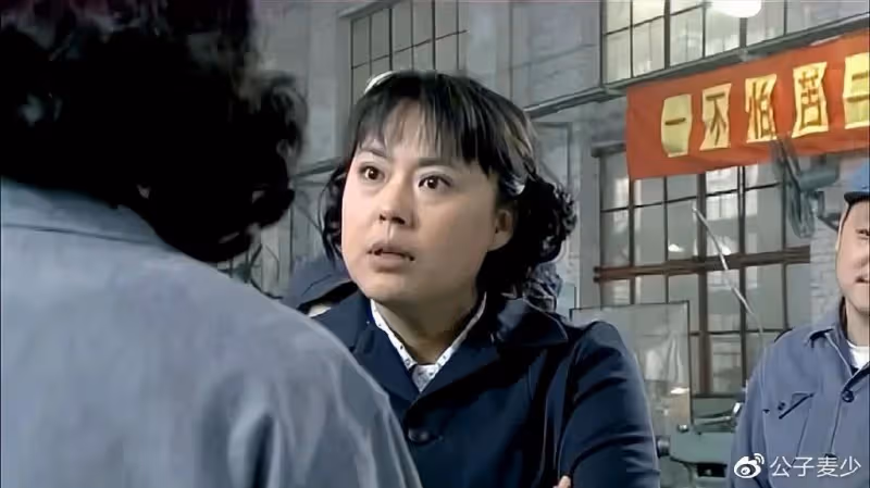 李菁菁近況暴瘦28斤!在商場與三男親密唱歌,離婚三次疑有新歡