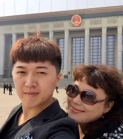 李菁菁近況暴瘦28斤!在商場與三男親密唱歌,離婚三次疑有新歡