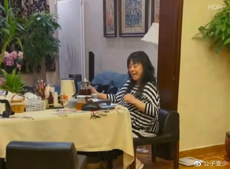 李菁菁近況暴瘦28斤!在商場與三男親密唱歌,離婚三次疑有新歡