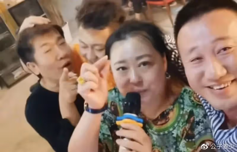 李菁菁近況暴瘦28斤!在商場與三男親密唱歌,離婚三次疑有新歡