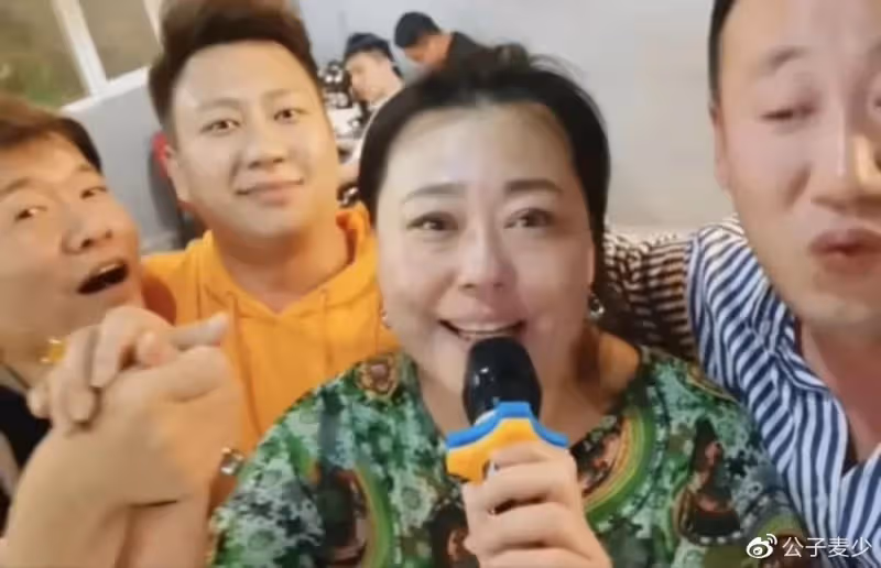 李菁菁近況暴瘦28斤！在商場與三男親密唱歌，離婚三次疑有新歡