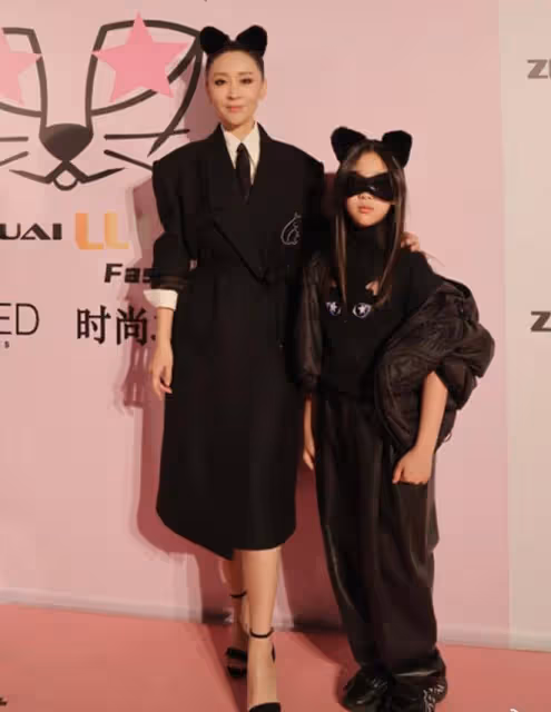 苗圃嫁大19歲富商近況,首度攜龍鳳胎女兒走秀,9歲愛女超有范