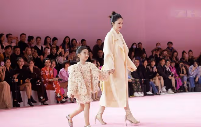 董璇曬母女走秀超有范兒,苗圃龍鳳胎女兒罕見曝光,長得太像媽媽