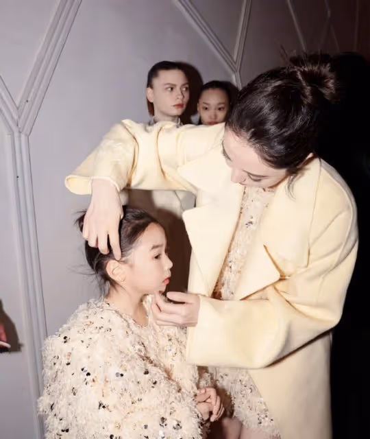 董璇曬母女走秀超有范兒,苗圃龍鳳胎女兒罕見曝光,長得太像媽媽