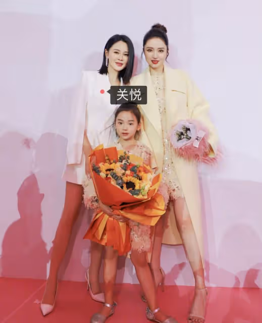 董璇曬母女走秀超有范兒,苗圃龍鳳胎女兒罕見曝光,長得太像媽媽