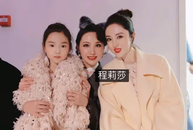 董璇曬母女走秀超有范兒,苗圃龍鳳胎女兒罕見曝光,長得太像媽媽