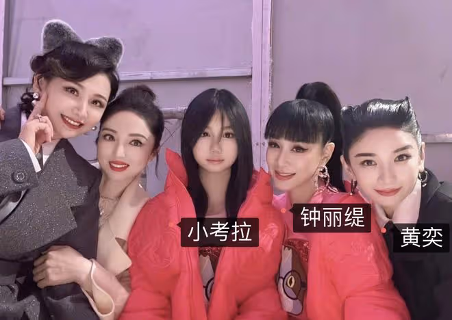 董璇曬母女走秀超有范兒,苗圃龍鳳胎女兒罕見曝光,長得太像媽媽